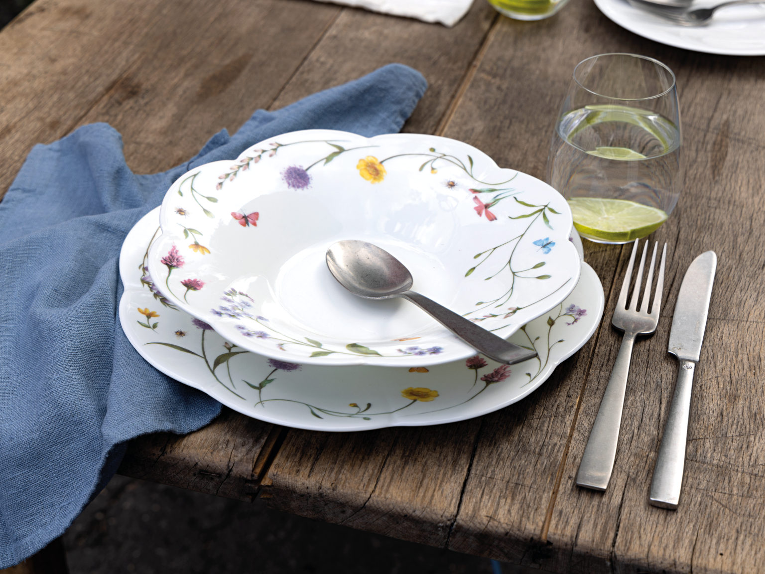 Hutschenreuther Nora Spring Vibes Schale auf Teller mit floralem Dekor auf Holztisch