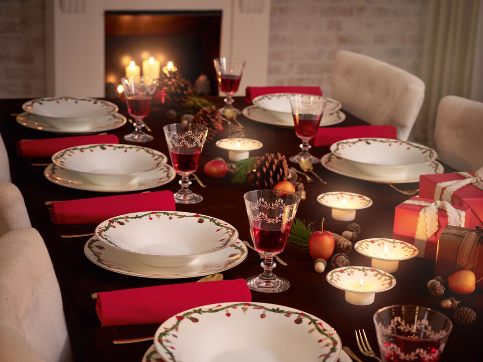 A Christmas table with the Hutschenreuther Nora Christmas tableware from Bone China.