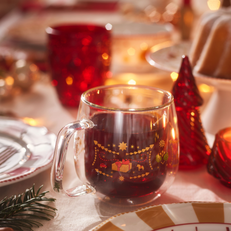 Table set with plates and cups from the Christmas Love collection