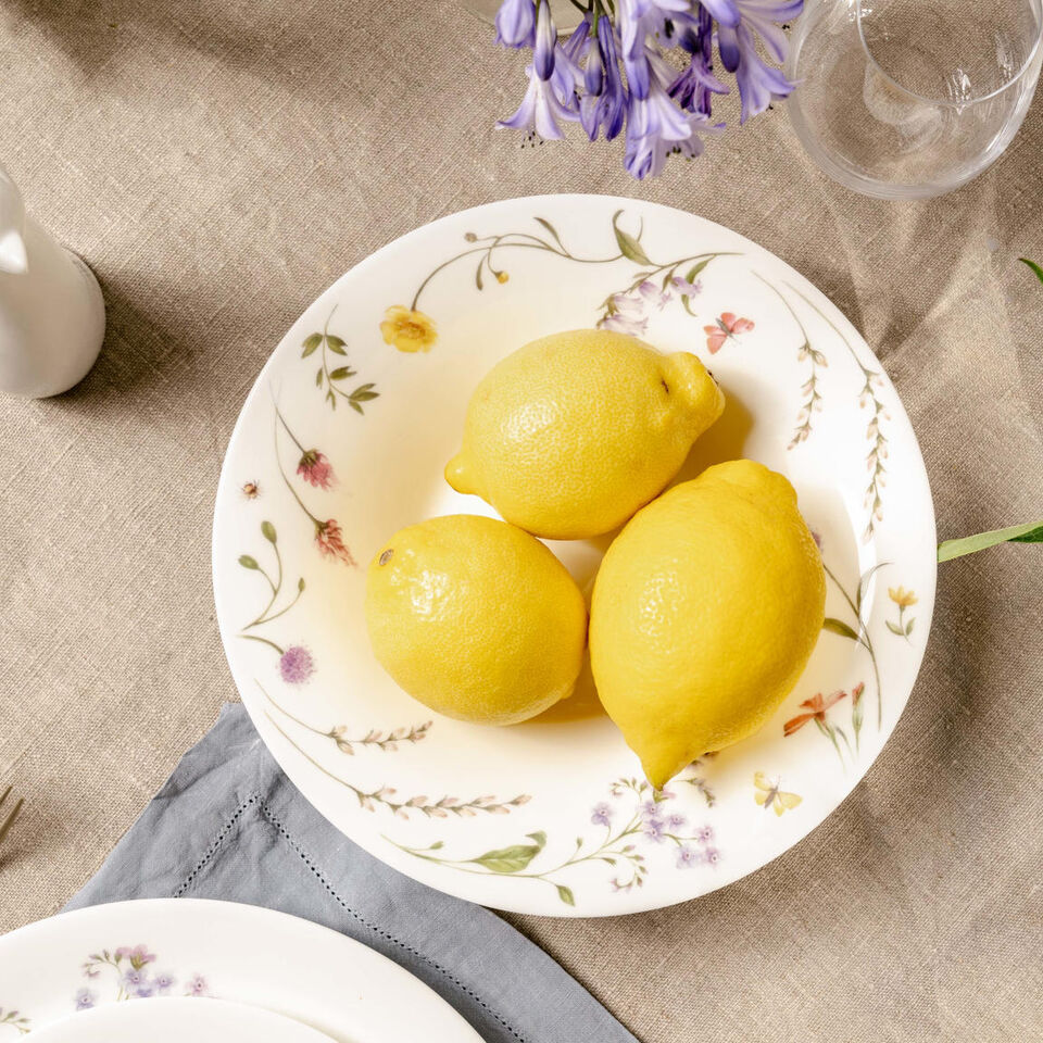 Piatti piani Hutschenreuther con delicati motivi floreali e limoni come fresca decorazione pasquale per la tavola