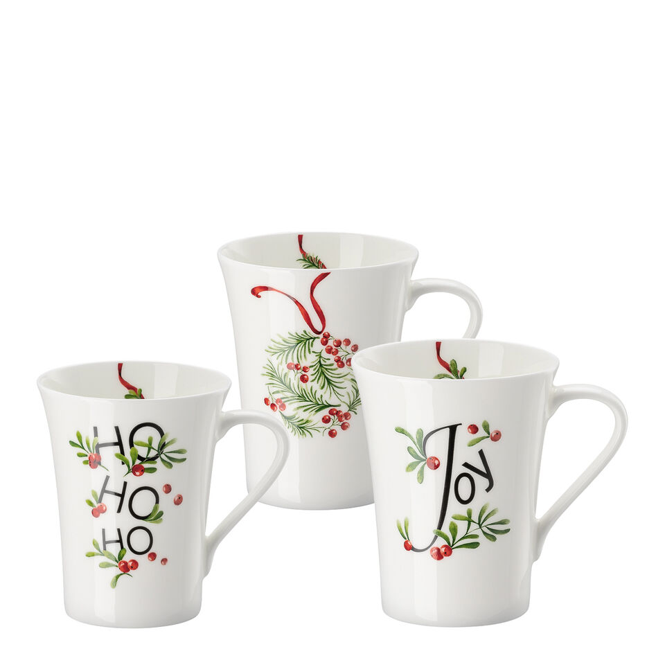 Drei Tassen mit weihnachtlichen Dekoren