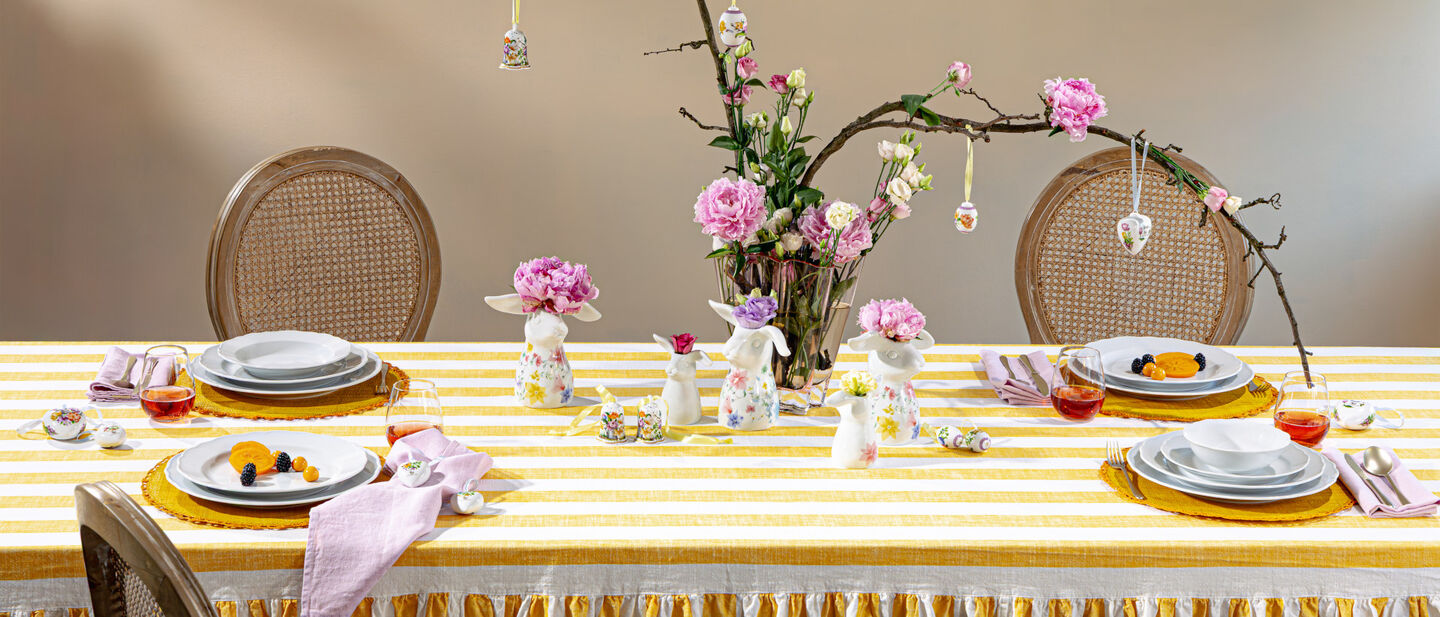 Spring-themed Easter table setting with Hutschenreuther porcelain, Easter bunny vases, flowers and Easter decorations for Easter baking.