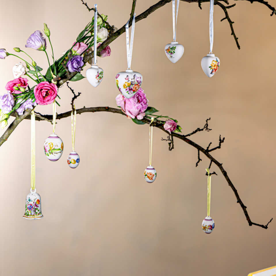 Ciondolo pasquale Hutschenreuther in porcellana su un ramo decorativo primaverile