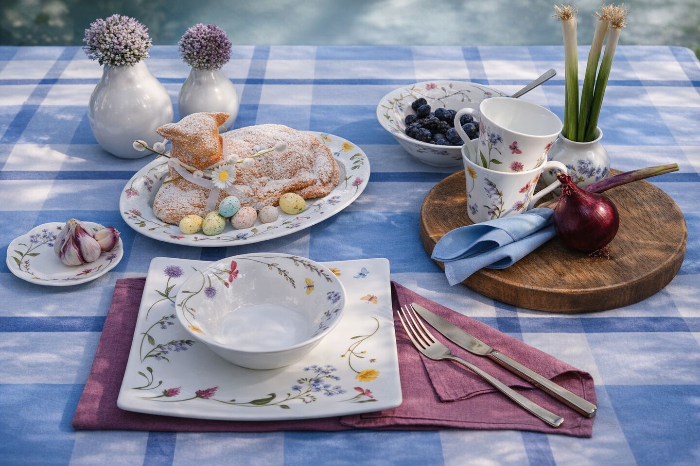Spring-themed table setting with Hutschenreuther tableware, Easter biscuits, colourful Easter eggs and floral porcelain motifs.