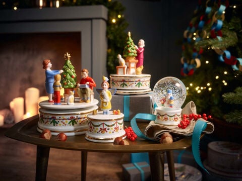 Spieluhren auf einem Tisch von Hutschenreuther Sammeledition 2024