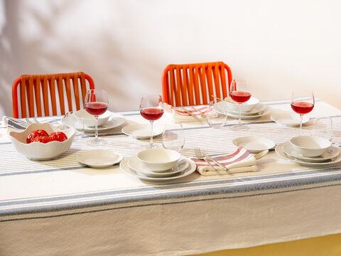 A table set with tableware of Hutschenreuther Maria Theresia 