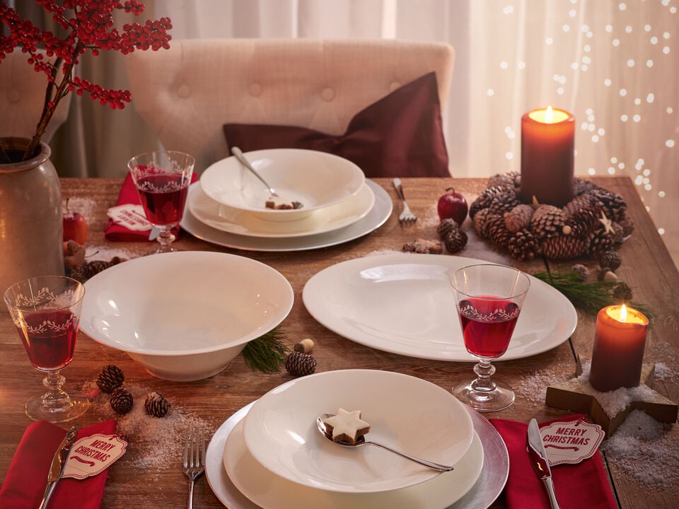 Festively set Christmas table with the white Hutschenreuther Bone China tableware Nora White.