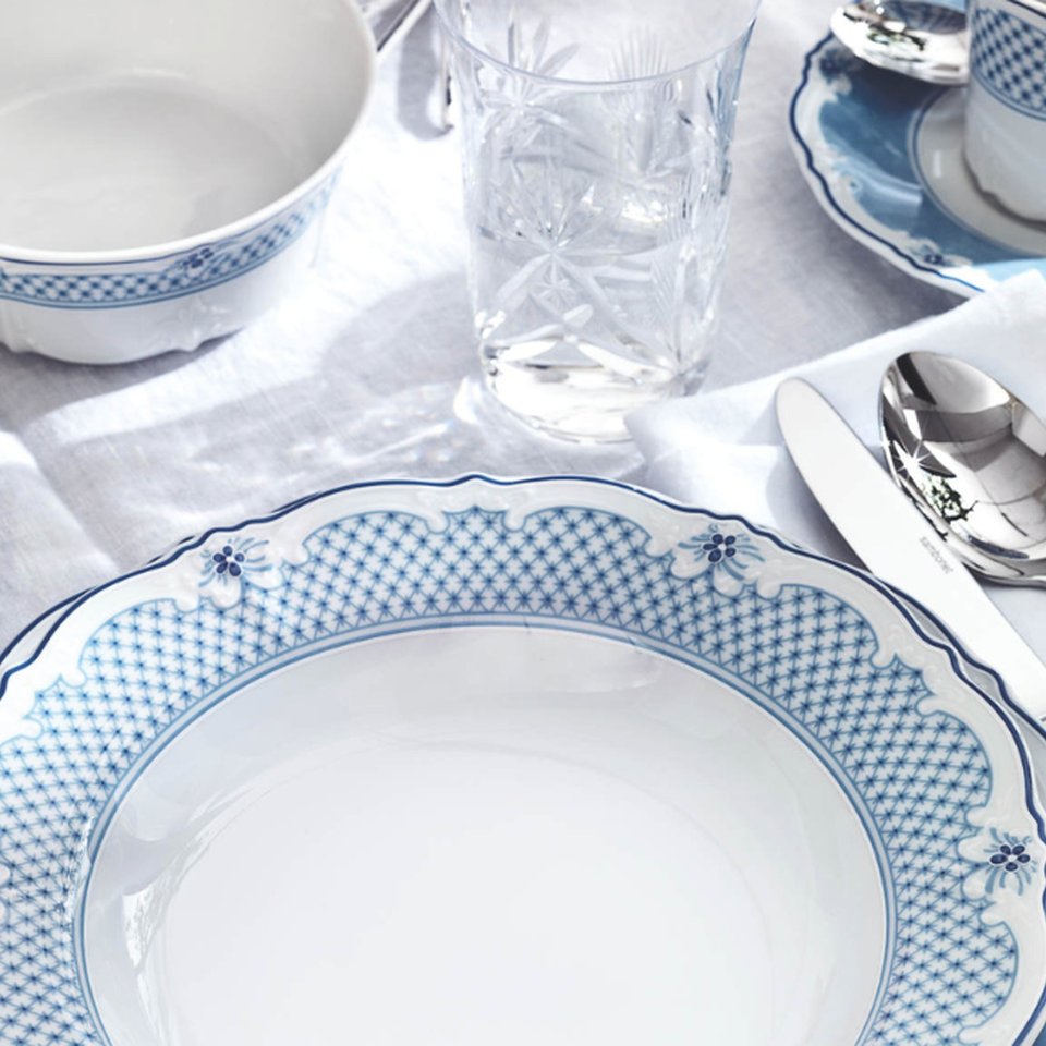 Hutschenreuther Baronesse Estelle Geschirr auf wei&szlig;er Tischdecke in Nahaufnahme