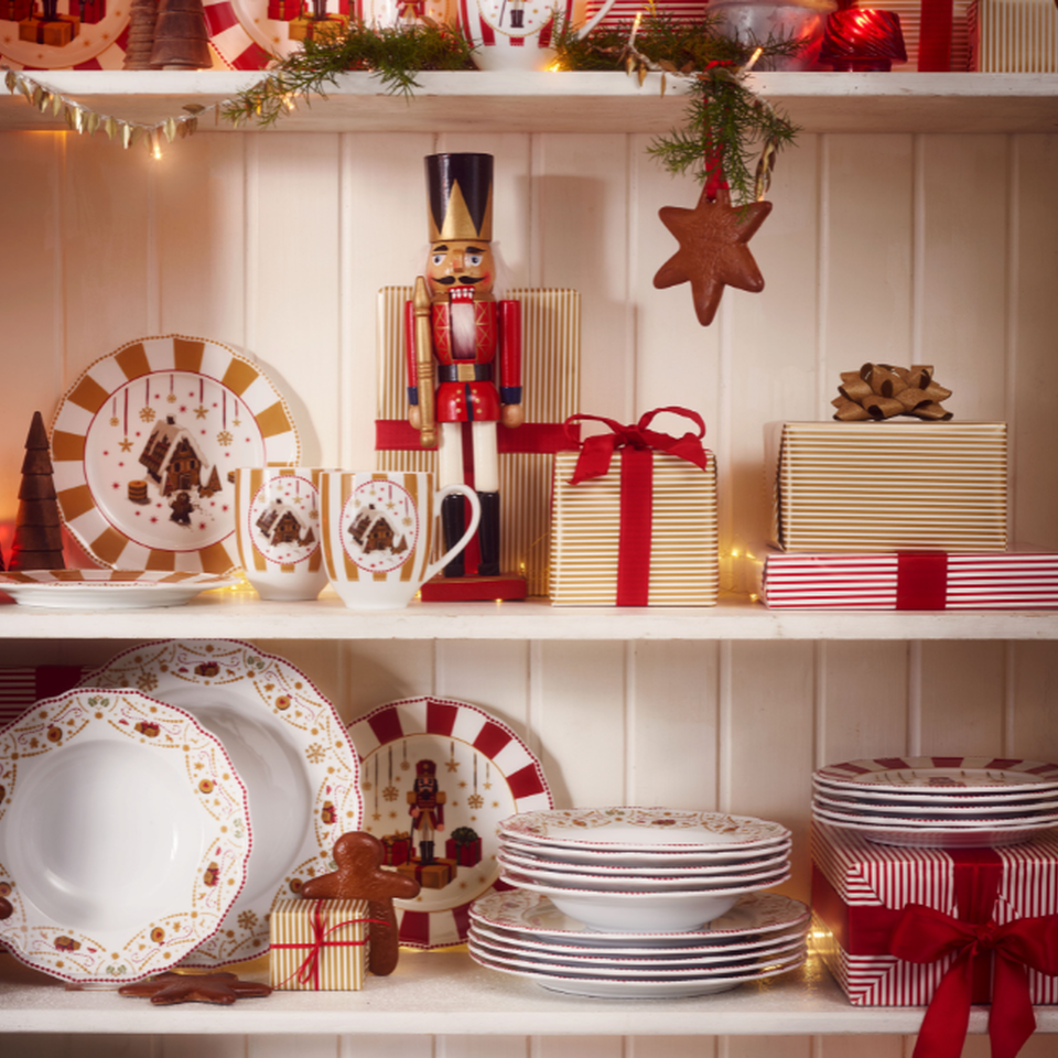 Mensola decorata con stoviglie natalizie Rosenthal, schiaccianoci e regali – dettagli incantevoli per le feste.