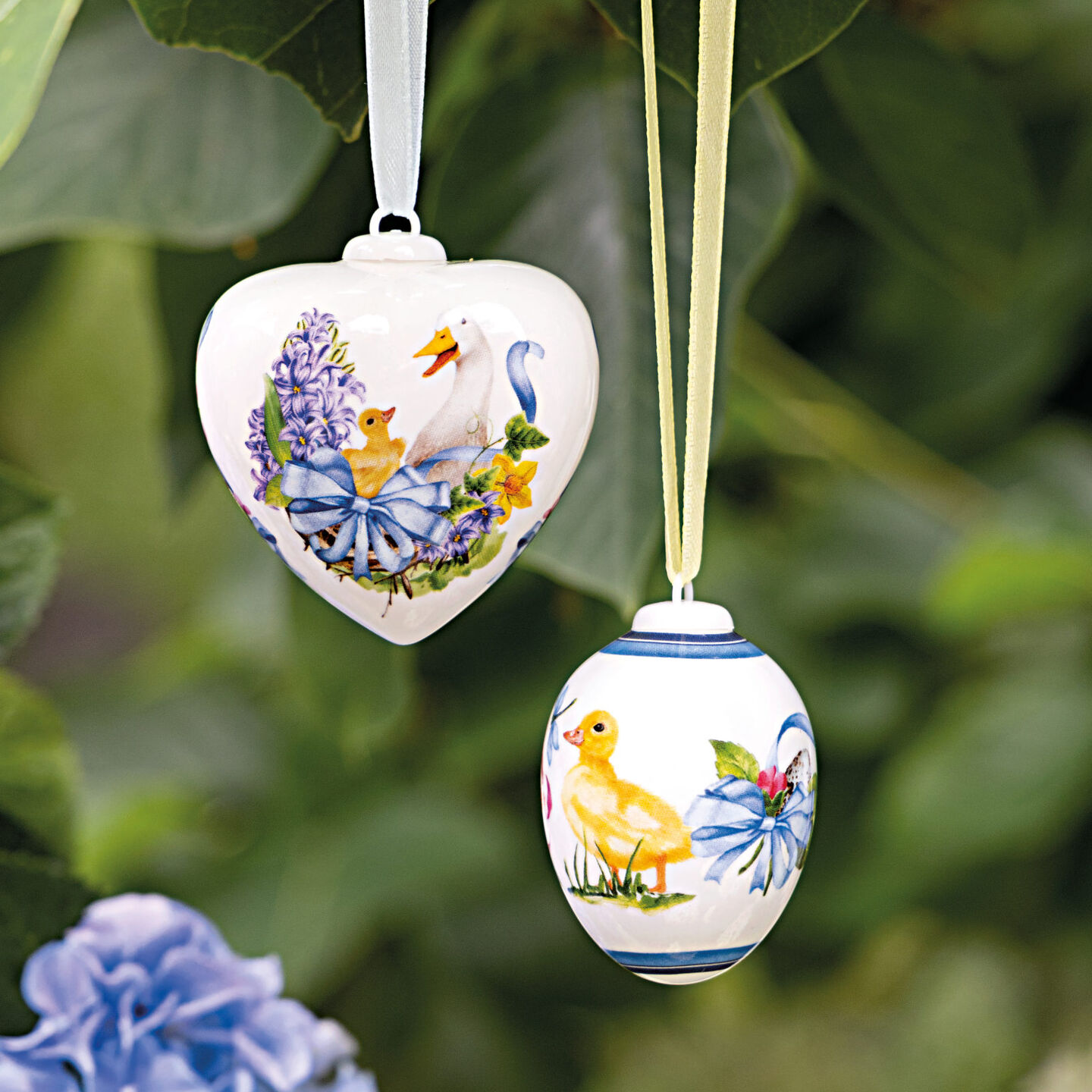 Hutschenreuther Porzellan-Osteranhänger Herz und Ei auf grünem Naturhintergrund