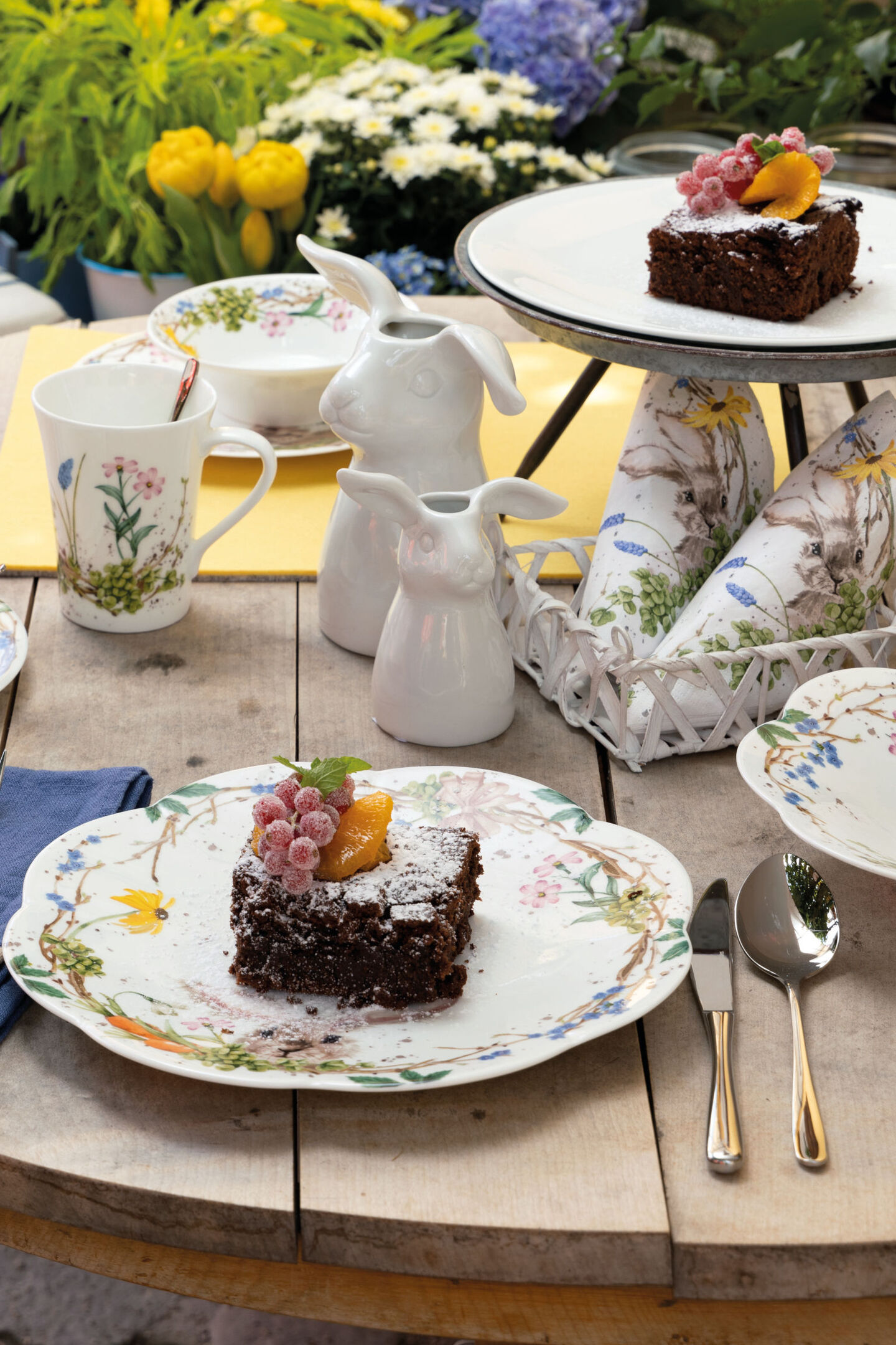 Hutschenreuther Ostergeschirr "Süße Ostern" auf Holztisch im Garten