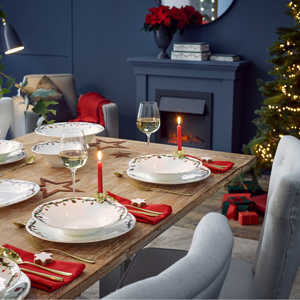 Hutschenreuther Nora Christmas: festive table setting – white porcelain with red and green decorations