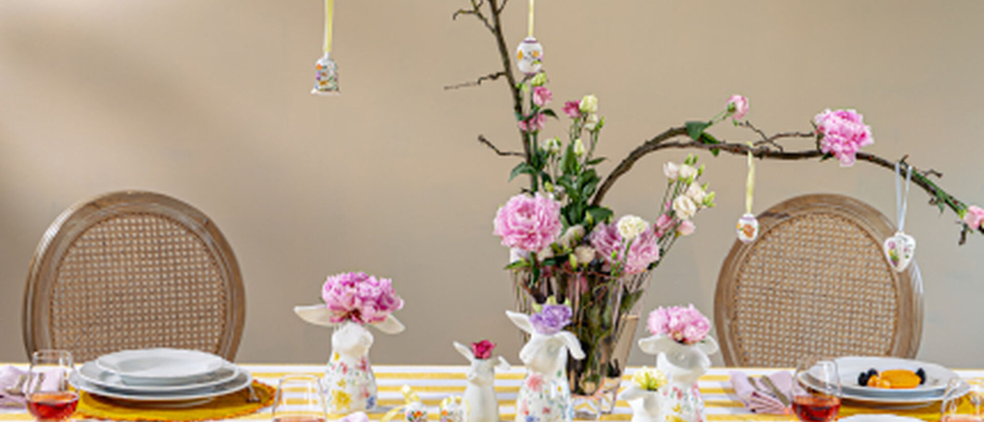 Spring-themed Easter table setting with Hutschenreuther porcelain, Easter bunny vases, flowers and Easter decorations for Easter baking.