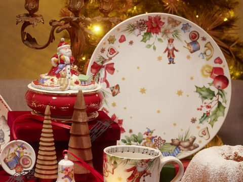 Teller und Spieluhr weihnachtlich auf einem Tisch pr&auml;sentiert.