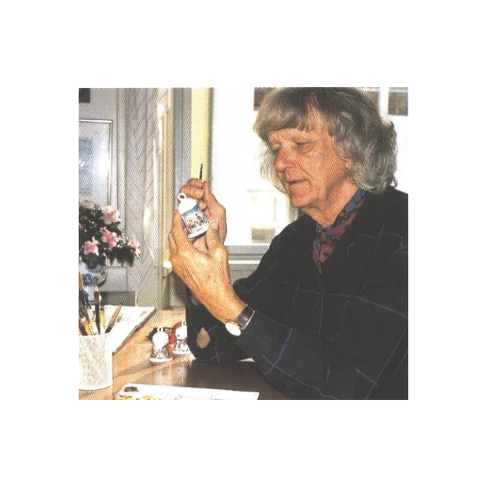 Designer Ole Winther paints Hutschenreuther Christmas bell with a brush