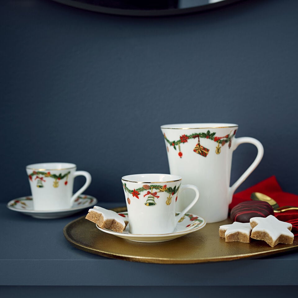 A Christmas table with the Hutschenreuther Nora Christmas tableware from Bone China.