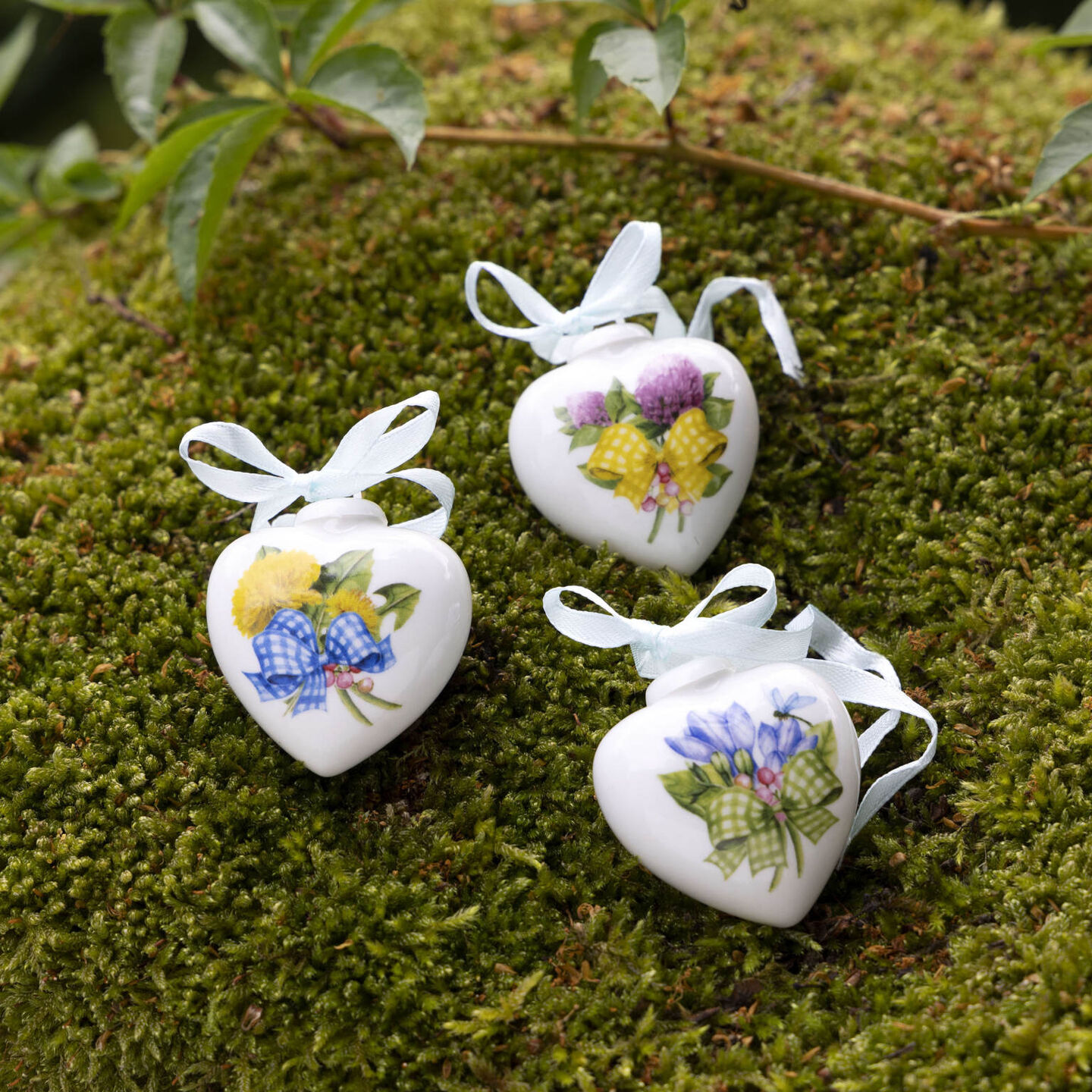 Drei Hutschenreuther Porzellanherzen auf grünem Moos