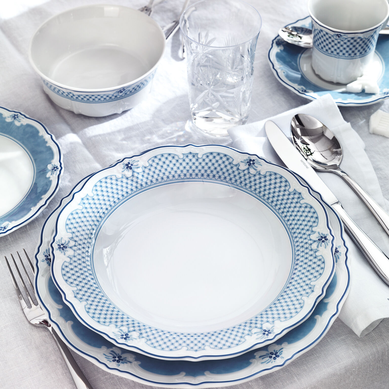 Hutschenreuther Porcelain, Rim plate 24 cm deep, Baronesse Estelle