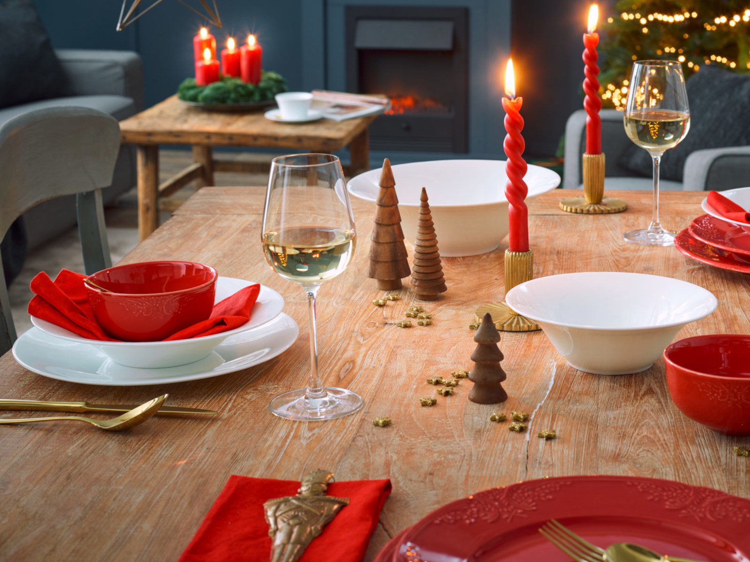 Weihnachtlich gedeckter Tisch mit Hutschenreuther Emily Ruby in Rot und Nora Weiß