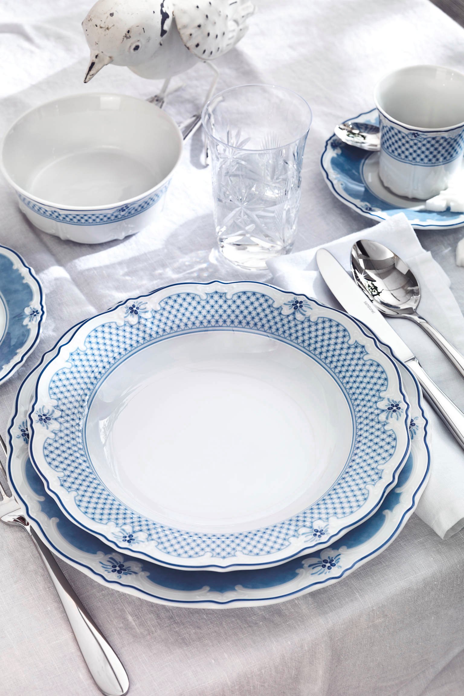 Hutschenreuther Baronesse Estelle plates arranged on linen tablecloth