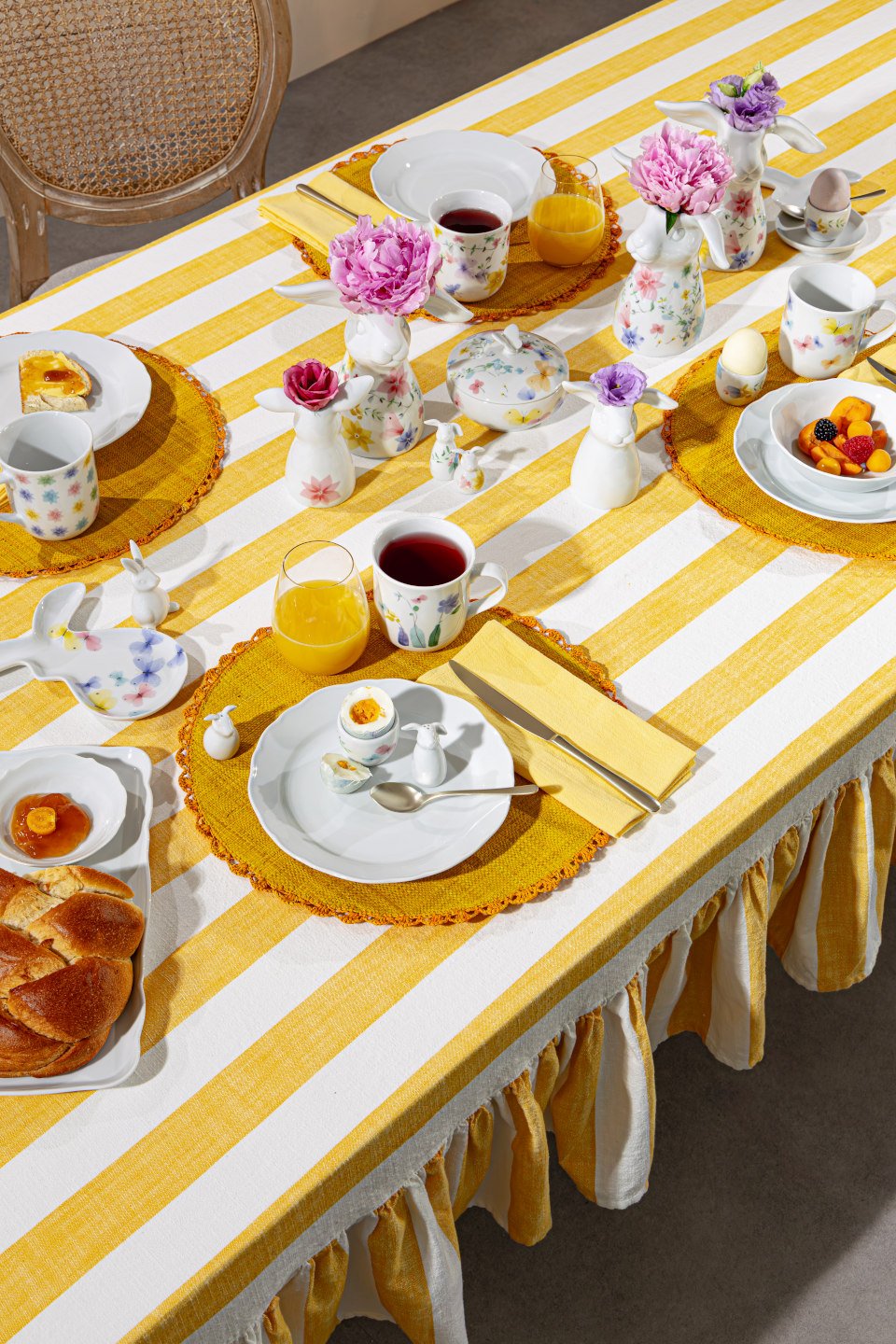 Hutschenreuther Nora Spring Vibes plates with cutlery  & bowl with lemons on beige linen tablecloth