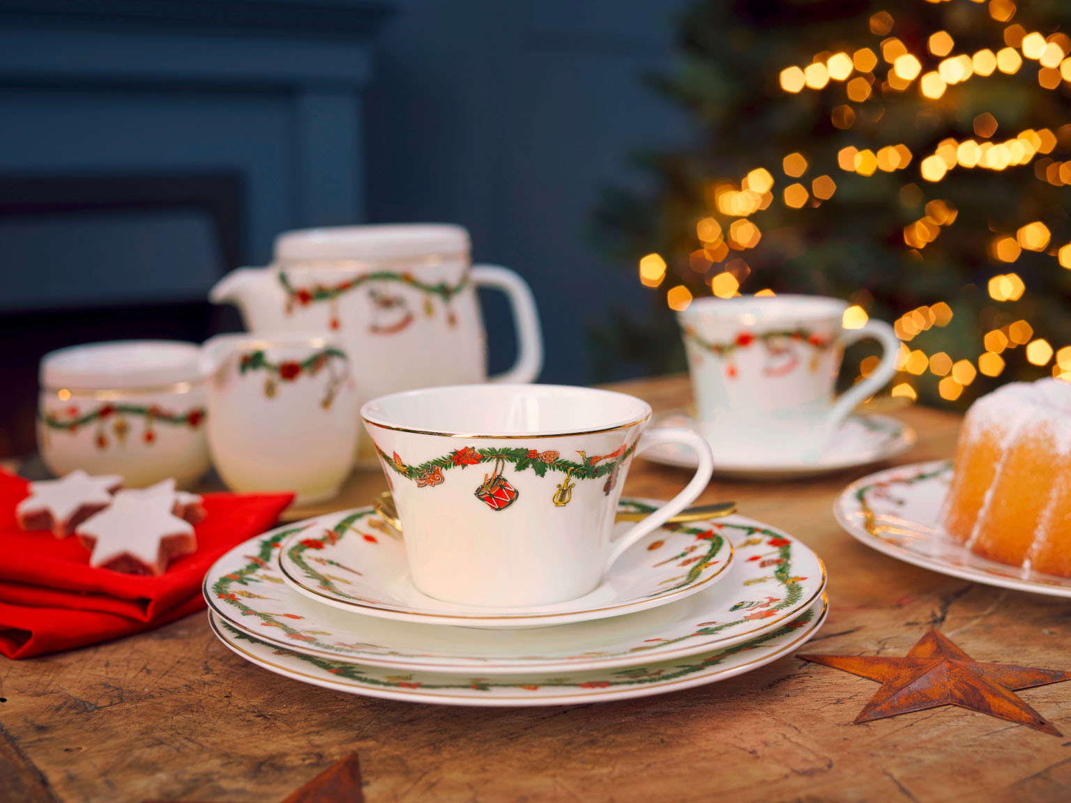 Weihnachtlich dekorierte Hutschenreuther Nora Christmas Tee-/Cappuccinotasse auf Untertasse und Frühstücksteller