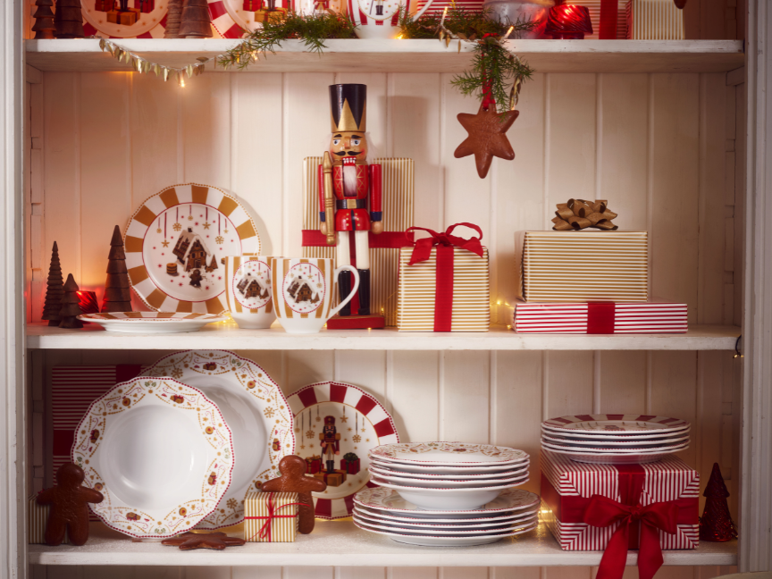 Festively decorated shelf with Christmas Rosenthal tableware gift sets – charming details for the holiday season