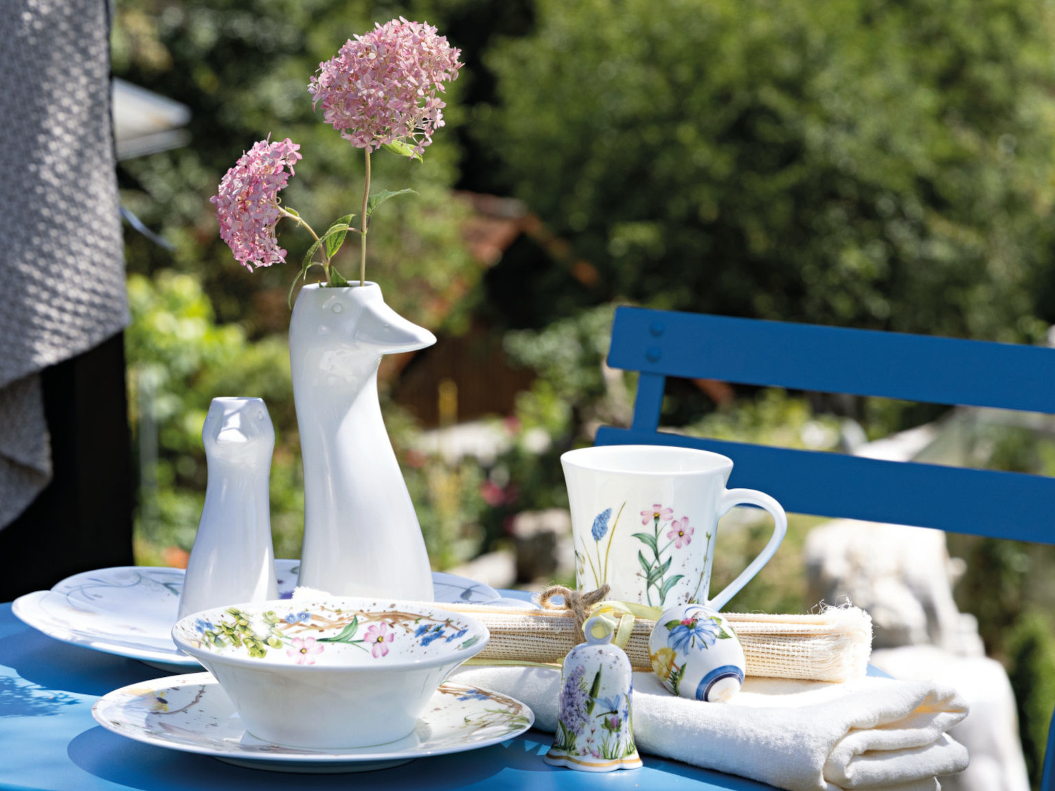Hutschenreuther Oster-Kollektionen auf blauen Gartentisch