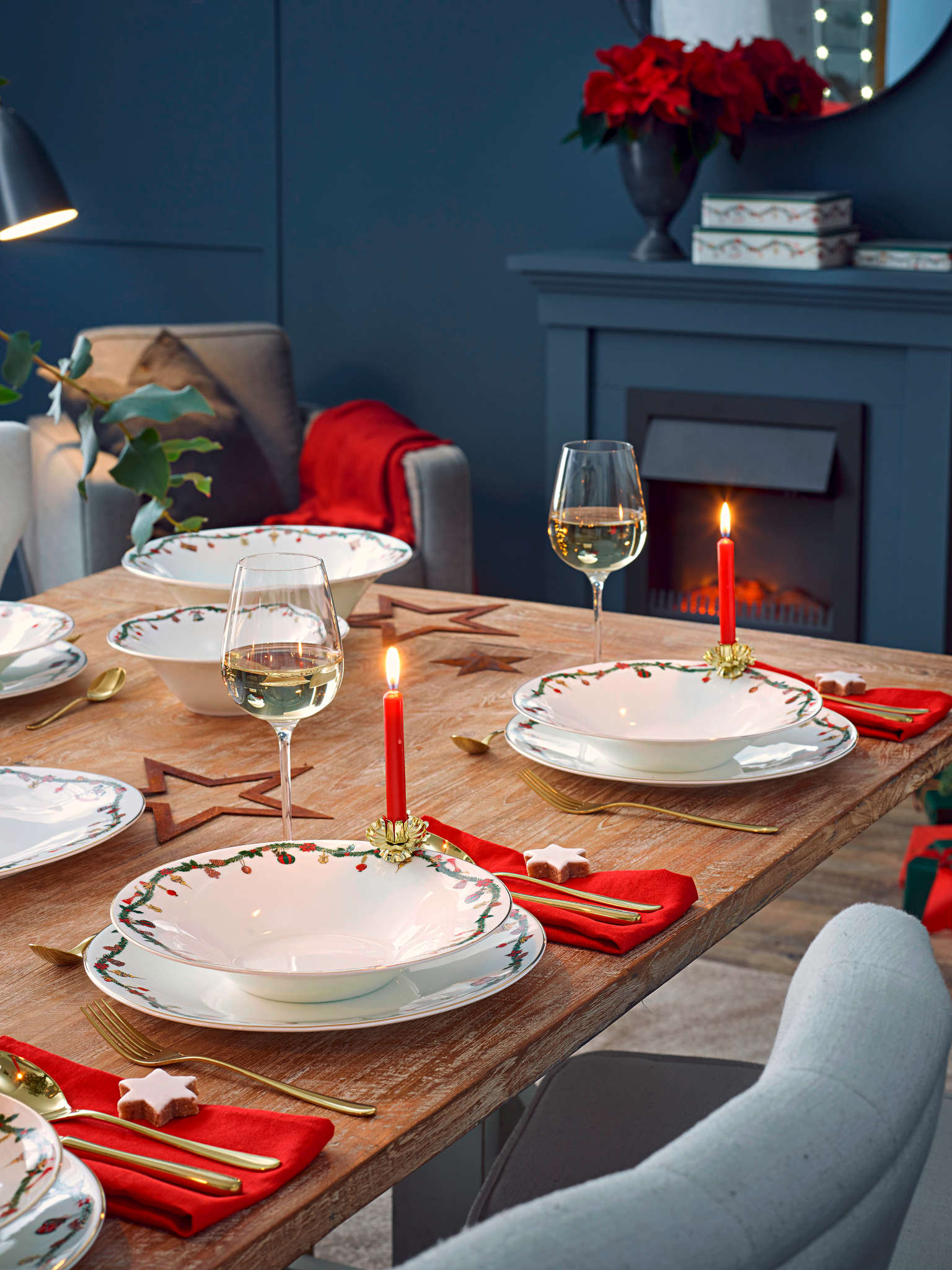 Festlich gedeckter Tisch mit Geschirr von Hutschenreuther Nora Christmas