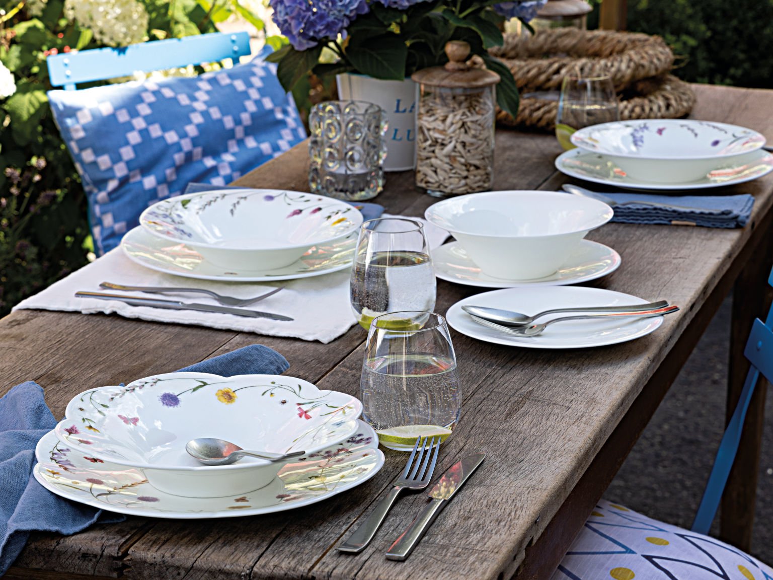 Hutschenreuther Frühlingskollektion Nors Spring Vibes gedeckt auf Holztisch im Garten