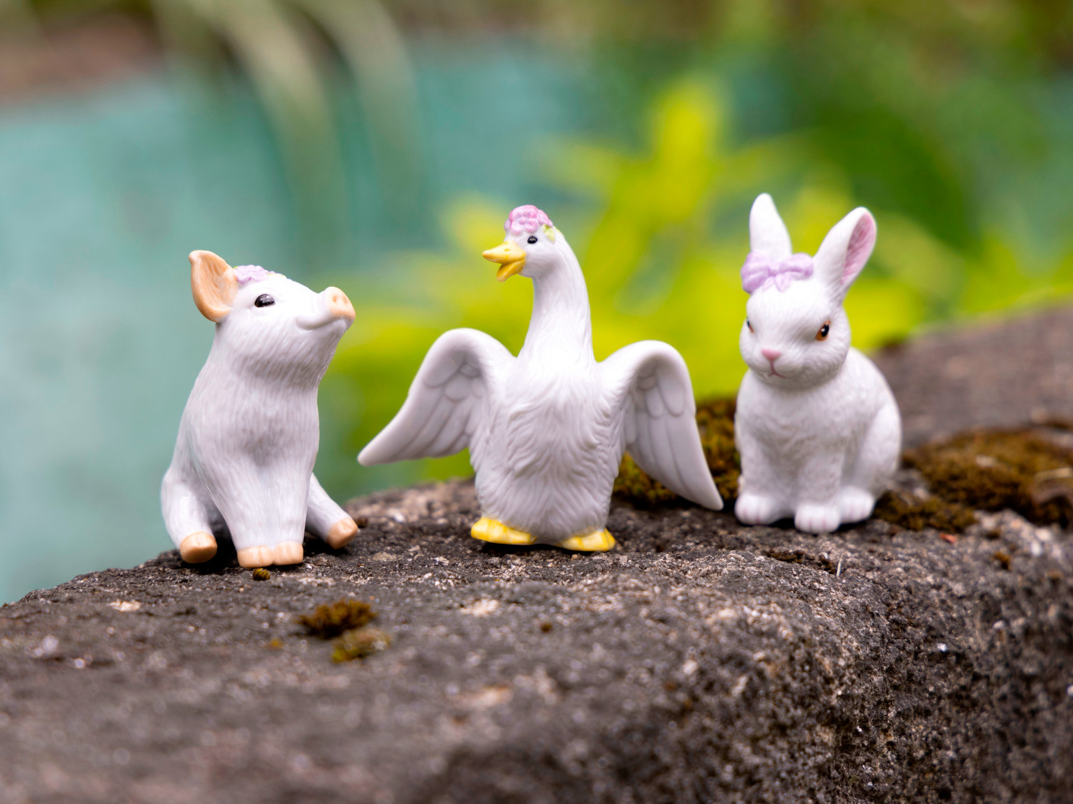 Hutschenreuther white Easter figurines piglet, bunny and gosling on stone