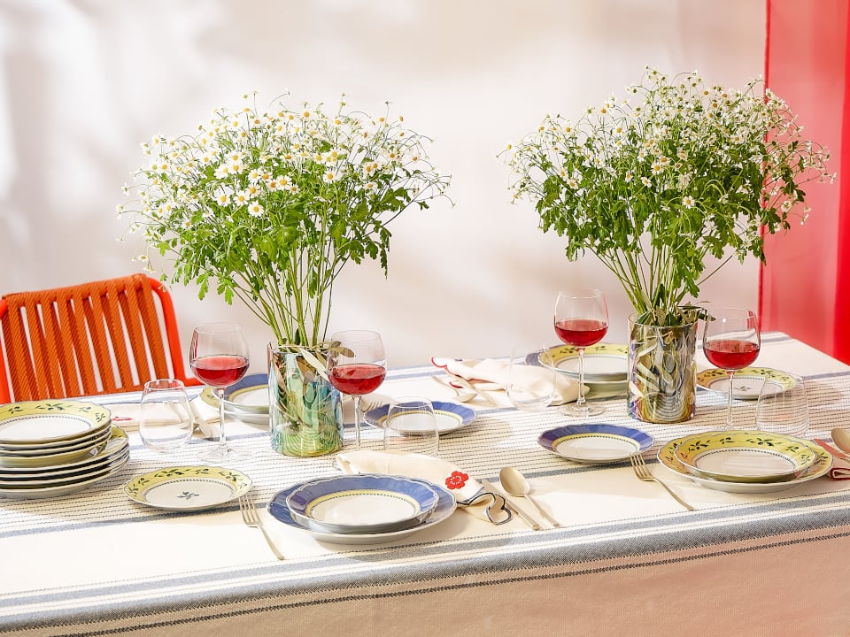 Ein mit Hutschenreuther Medley Geschirr gedeckter Tisch in sommerlicher Atmosph&auml;re