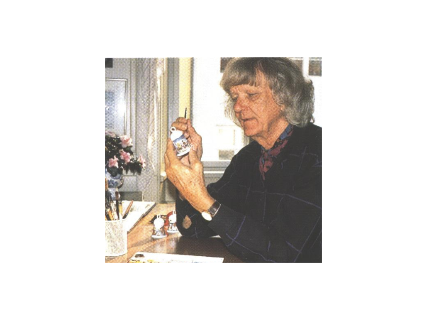 Designer Ole Winther bemalt Hutschenreuther Weihnachtsglocke mit Pinsel